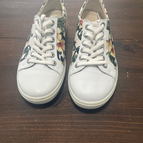 Size 4 Excellent condition Size 4 US - Picture 3 of 10